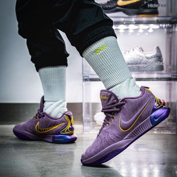 Nike lebron discount 8 violet